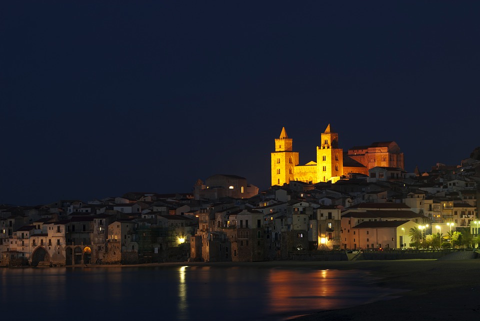 O Duomo iluminado anuncia a vida noturna tranquila da cidade